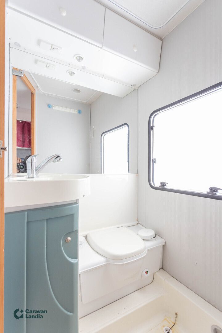 Knaus Traveller C 685 HF 2.8 TDI 120hv ** TRUMA, PARIVUODE, ILMASTOINTI, ISO-PÖYTÄRYHMÄ, MARKIISI **, kuva 11