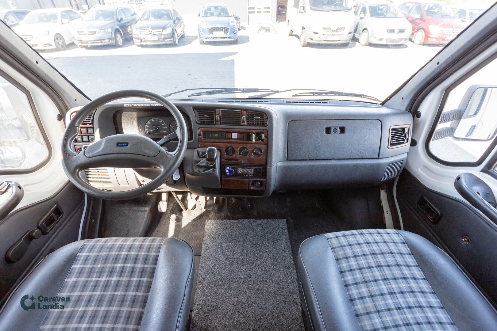 Kuva 5, Knaus Traveller C 685 HF 2.8 TDI 120hv ** TRUMA, PARIVUODE, ILMASTOINTI, ISO-PÖYTÄRYHMÄ, MARKIISI **