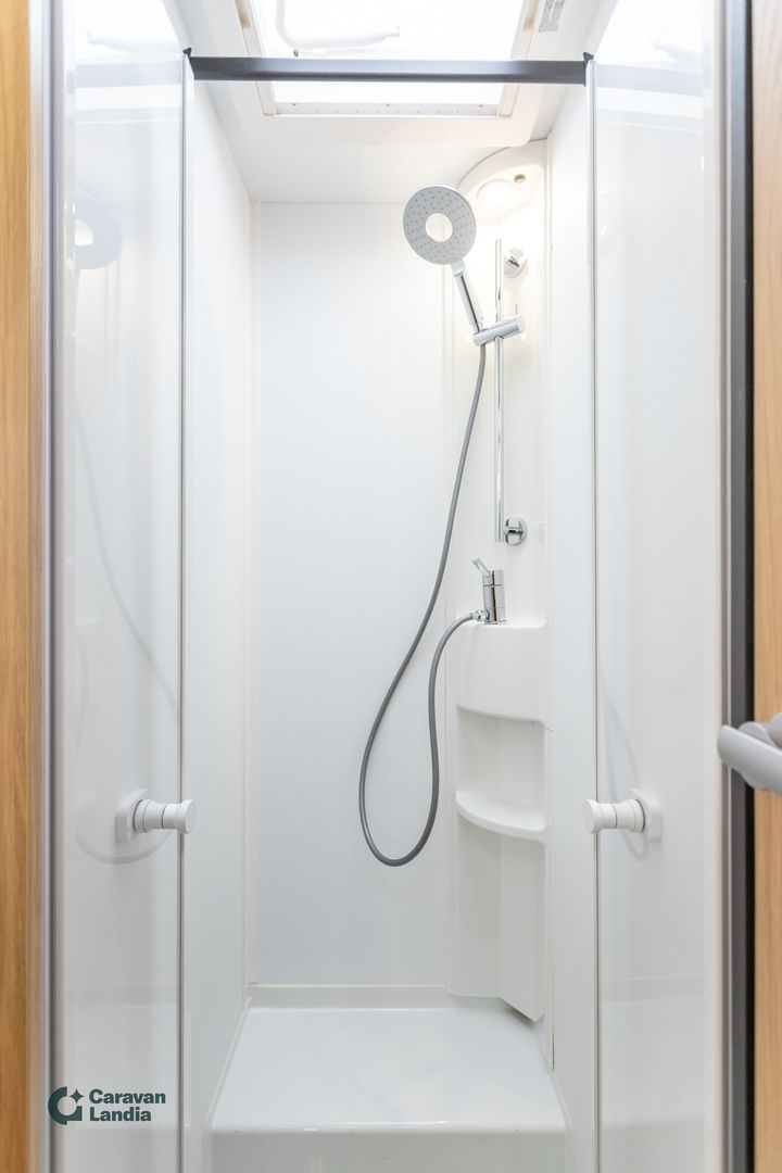 Kuva 13, Adria Matrix 670 SL Axess 2.2 BlueHDi 165hv ** TRUMA, ERILLISVUOTEET, SÄHKÖ-HUBBET **