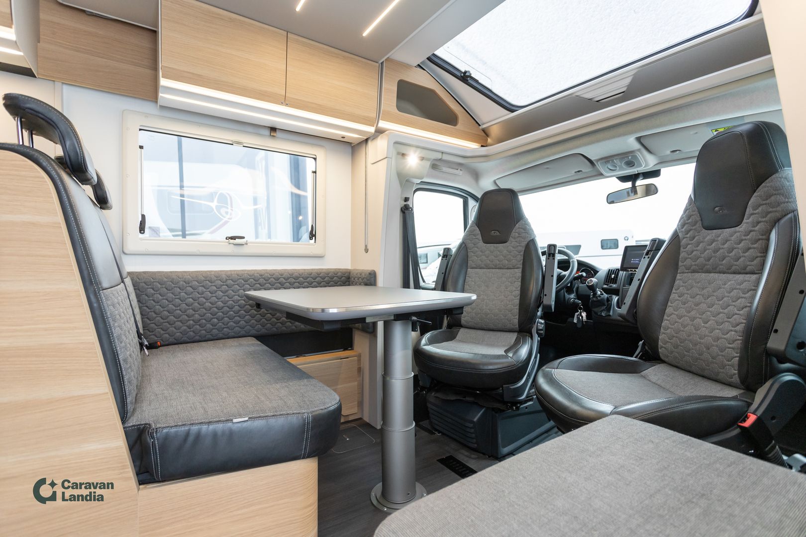 Kuva 8, Adria Matrix 670 SL Axess 2.2 BlueHDi 165hv ** TRUMA, ERILLISVUOTEET, SÄHKÖ-HUBBET **