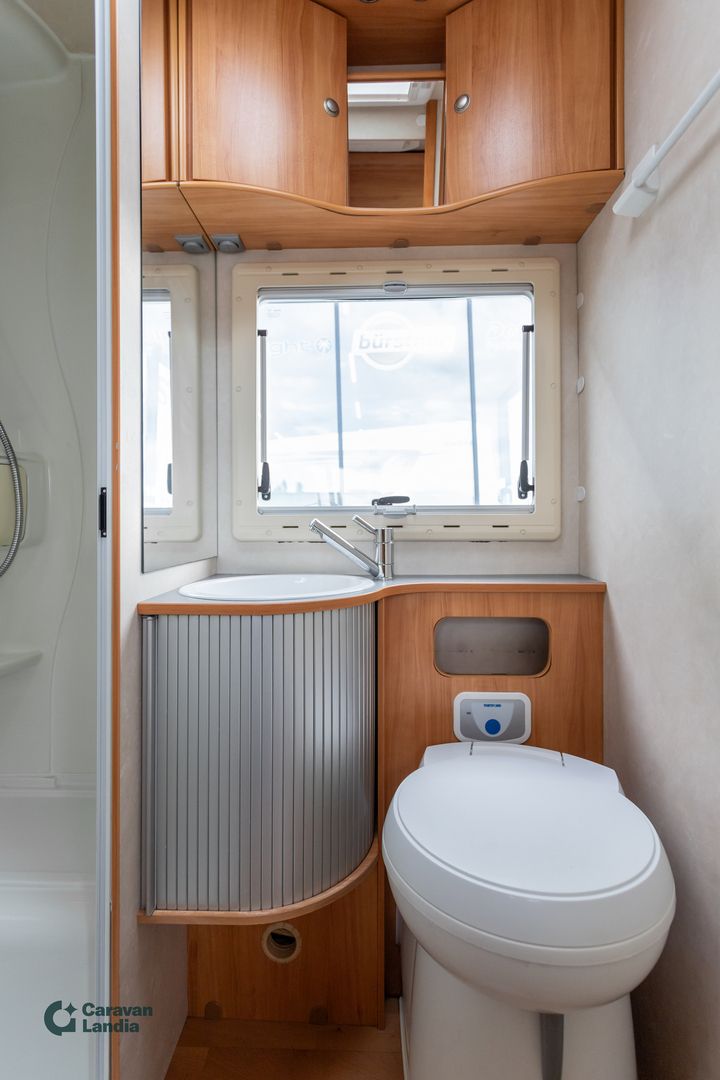 Kuva 10, Adria Coral S 660 SL Gold 3.0 Mjet 160hv ** TRUMA-SÄHKÖPATRUUNA, ERILLISVUOTEET, KAASU-UUNI, 2X ILMASTOINTI **