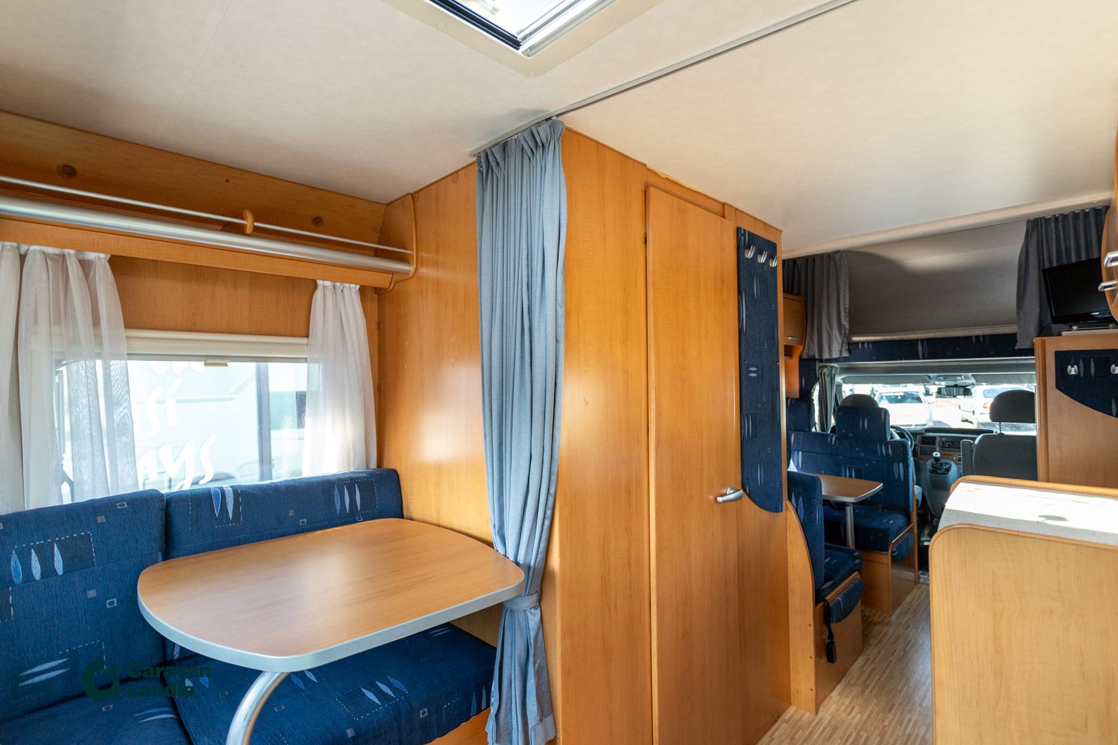 Kuva 19, Hymer C 642CL 2.2 TDCi 130hv TRUMA (KAASU/SÄHKÖ),  2 X ISTUINRYHMÄ **