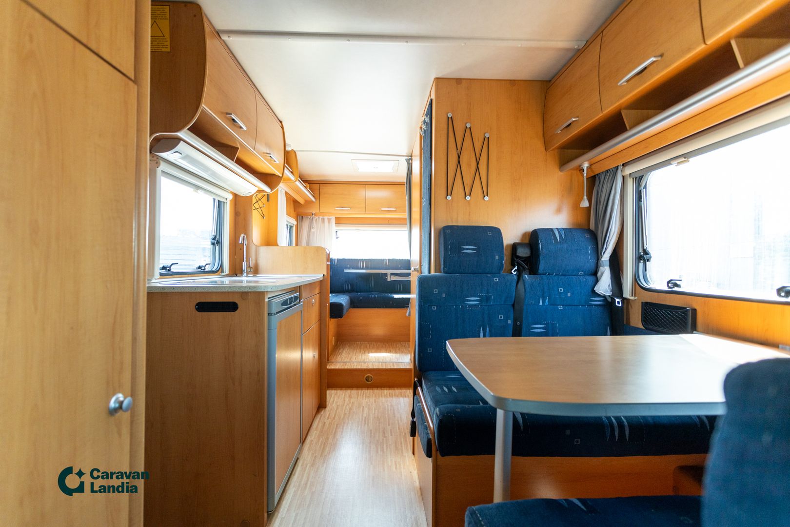 Kuva 6, Hymer C 642CL 2.2 TDCi 130hv TRUMA (KAASU/SÄHKÖ),  2 X ISTUINRYHMÄ **