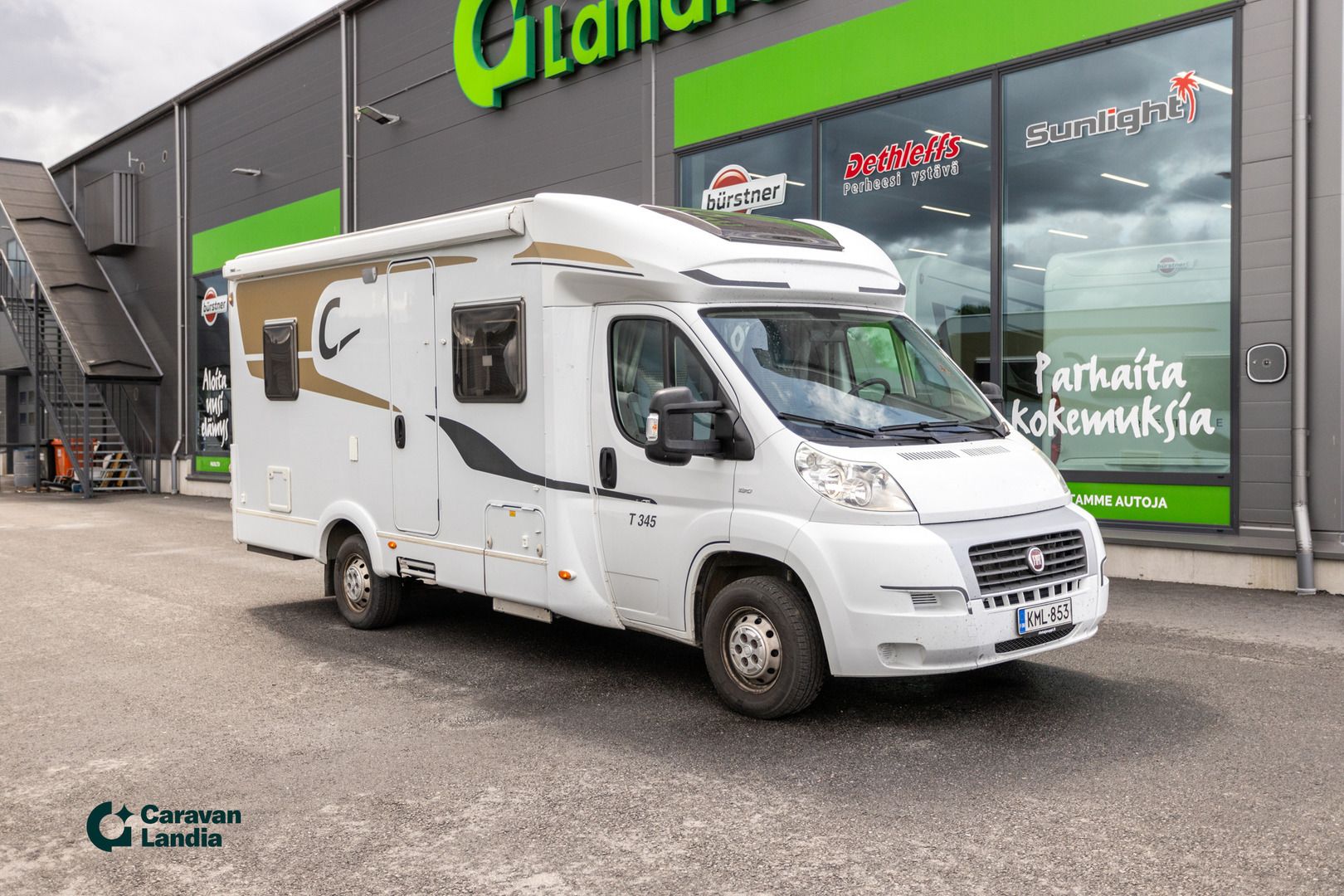 Kuva 1, Carado T 345 2.3 Mjet 130hv ** TRUMA, PITKITTÄINEN-PARIVUODE **