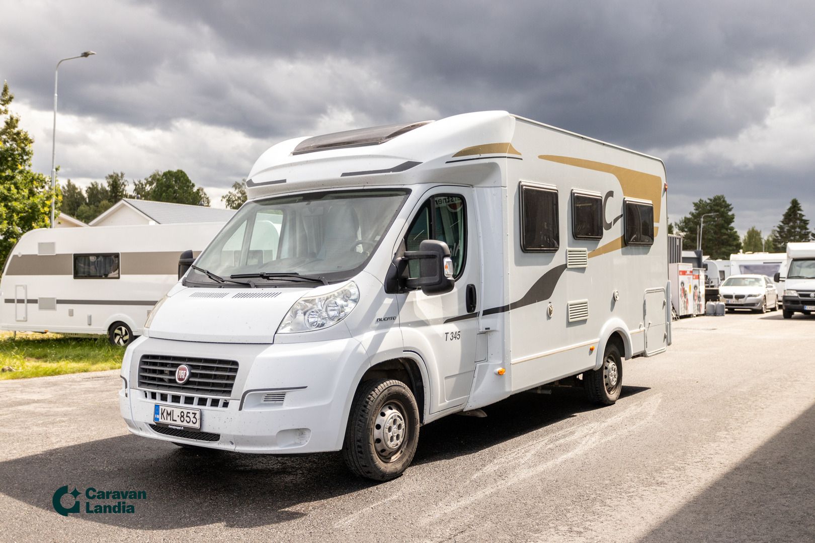 Kuva 4, Carado T 345 2.3 Mjet 130hv ** TRUMA, PITKITTÄINEN-PARIVUODE **