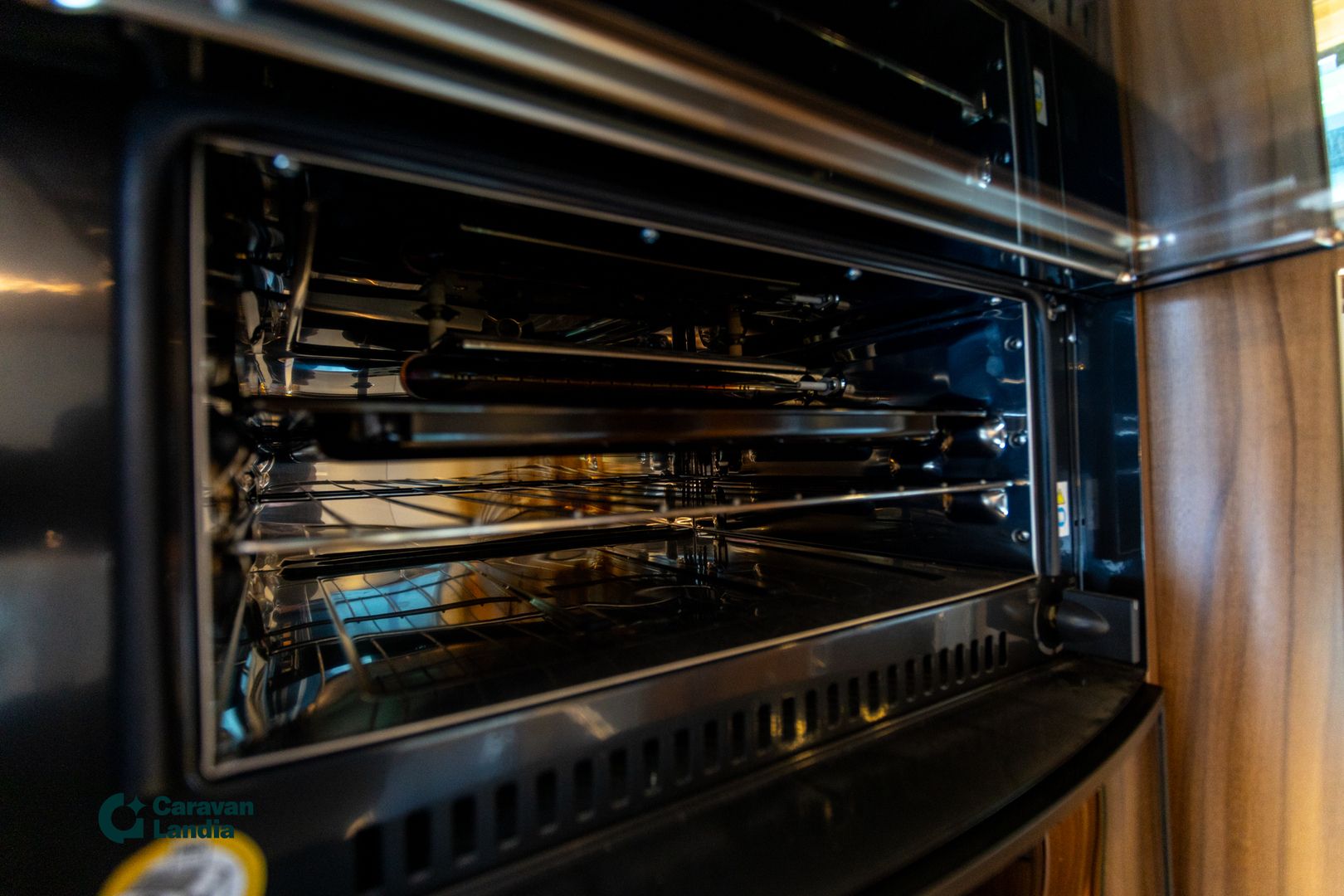 Kuva 17, Hymer StarLine B690 519 CDI 190hv ** AUTOMAATTI, SAAREKEVUODE, HYDR TUKIJALAT **