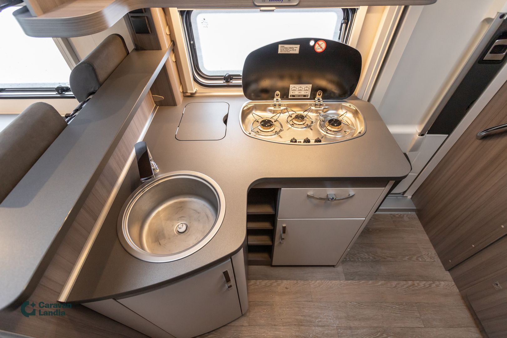 Kuva 10, Hobby Optima Ontour T65 HKM 2.2 HDi 140hv ** TRUMA-SÄHKÖPATRUUNA, KERROSSÄNKY, SÄHKÖ-HUBBET, ISO-PÖYTÄRYHMÄ **