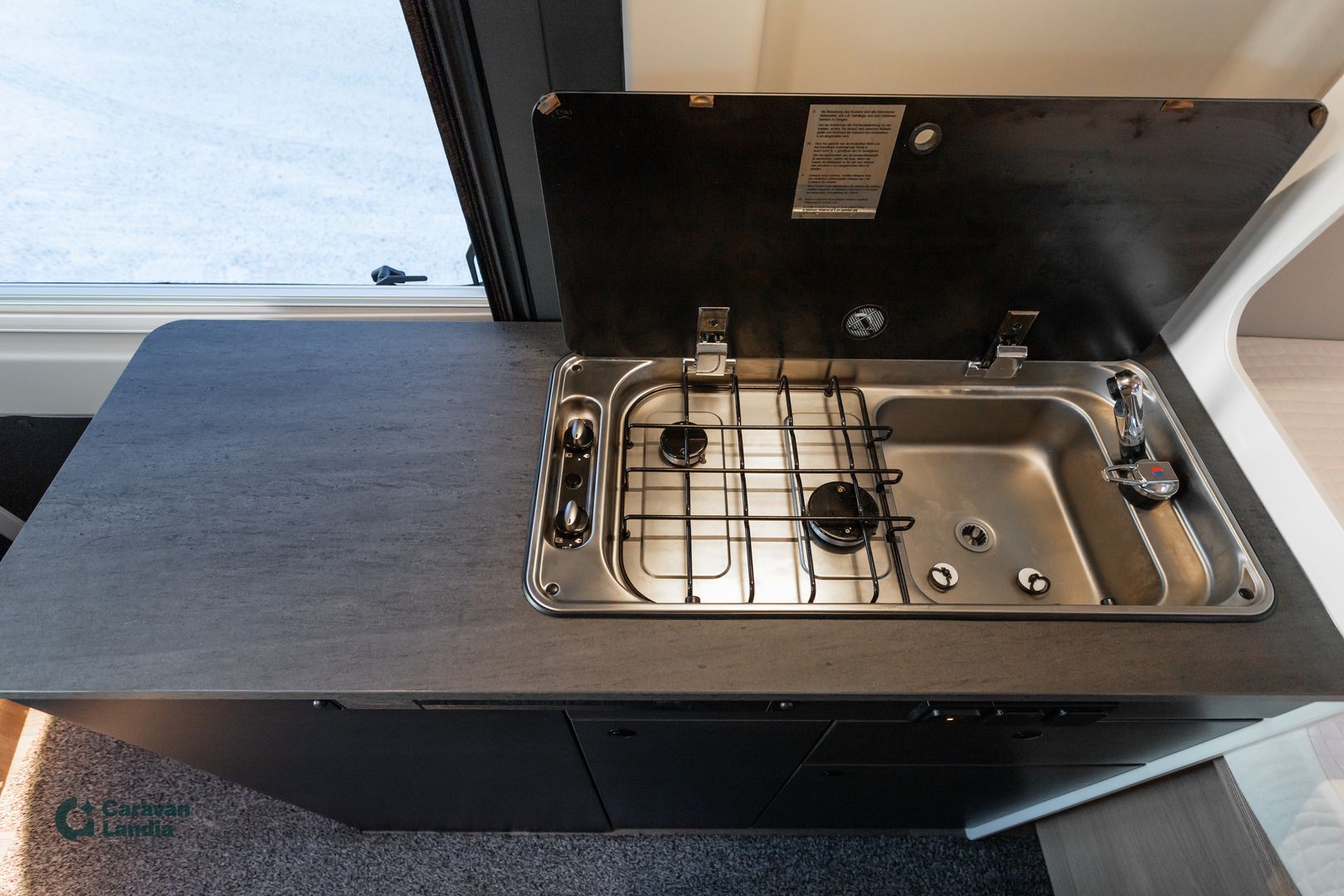 Kuva 10, Sunlight Cliff 600 ADVENTURE 2.2 Mjet 140hv ** TRUMA-SÄHKÖPATRUUNA, PARIVUODE, MARKIISI, AURINKOPANEELI  **