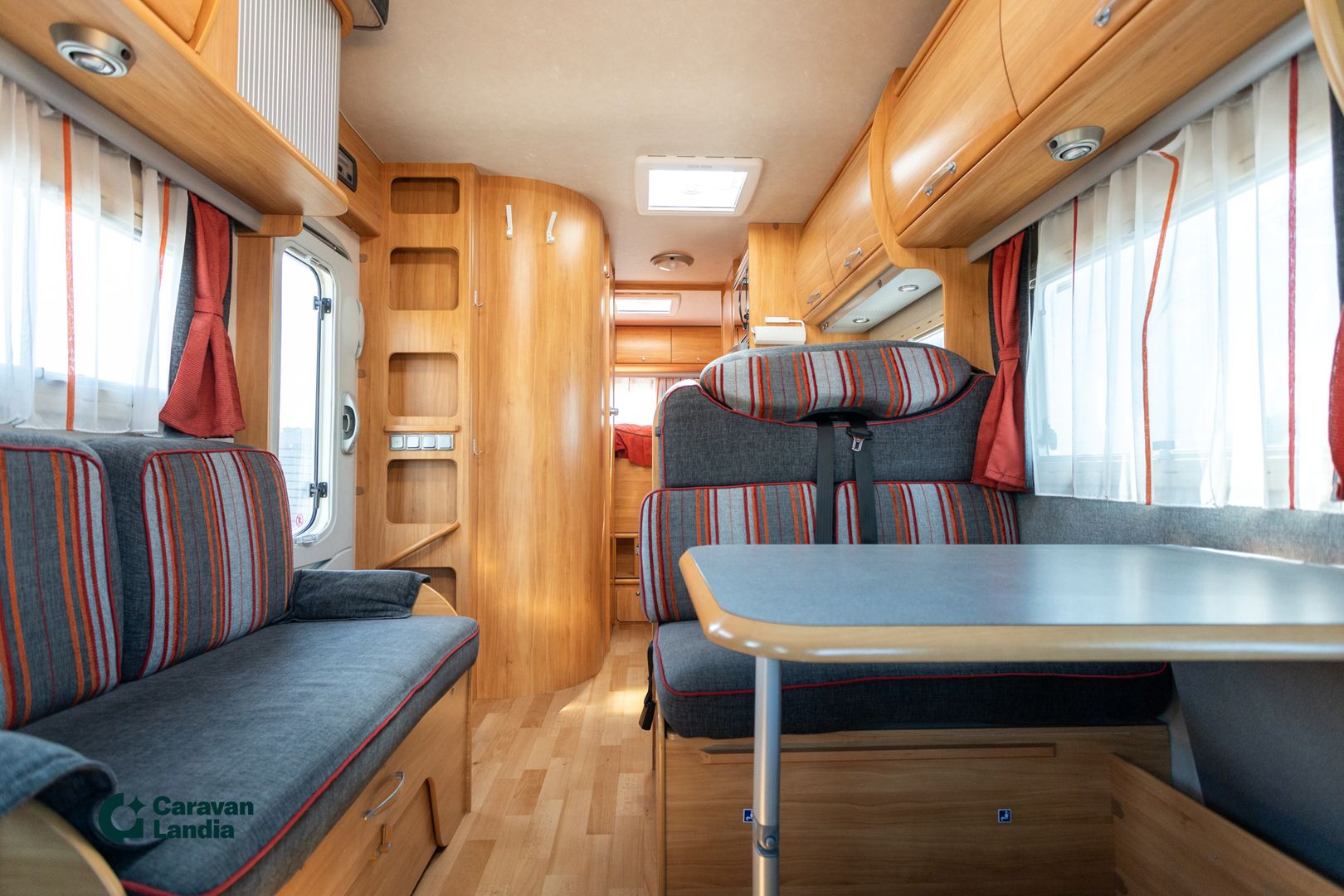Kuva 6, Adria Izola A 697 SG 2.5 DCi 120hv ** TRUMA (KAASU/SÄHKÖ), ISO-ISTUINRYHMÄ, KAASU-UUNI **