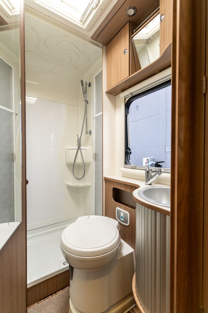 Kuva 18, Adria Matrix M 650 SF 2.3Mjet 130hv ** TRUMA (KAASU/SÄHKÖ), PITKITTÄINEN PARIVUODE, HUBBET LASKUVUODE **