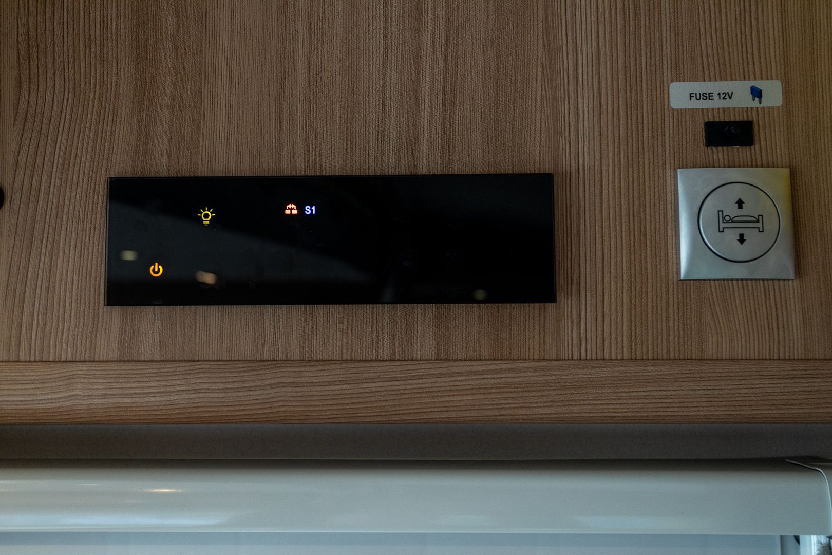 Kuva 25, Adria Matrix M 650 SF 2.3Mjet 130hv ** TRUMA (KAASU/SÄHKÖ), PITKITTÄINEN PARIVUODE, HUBBET LASKUVUODE **