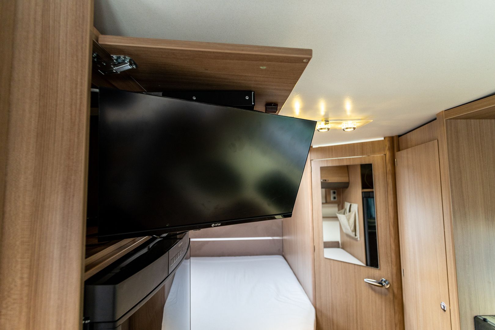 Kuva 28, Adria Matrix M 650 SF 2.3Mjet 130hv ** TRUMA (KAASU/SÄHKÖ), PITKITTÄINEN PARIVUODE, HUBBET LASKUVUODE **