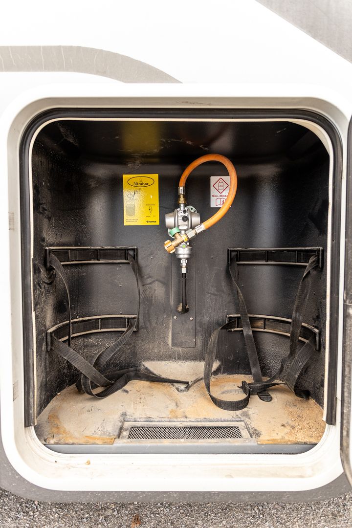 Kuva 33, Adria Matrix M 650 SF 2.3Mjet 130hv ** TRUMA (KAASU/SÄHKÖ), PITKITTÄINEN PARIVUODE, HUBBET LASKUVUODE **