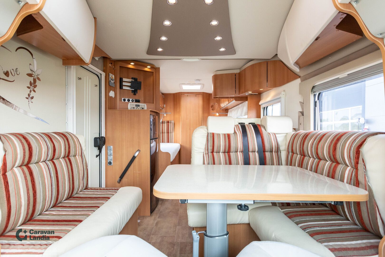 Kuva 7, Burstner Ixeo IT740 2.3 Mjet 130hv ** TRUMA-SÄHKÖPATRUUNA, ERILLISVUOTEET, HUBBET-YLÄVUODE, AURINKOPANEELI**