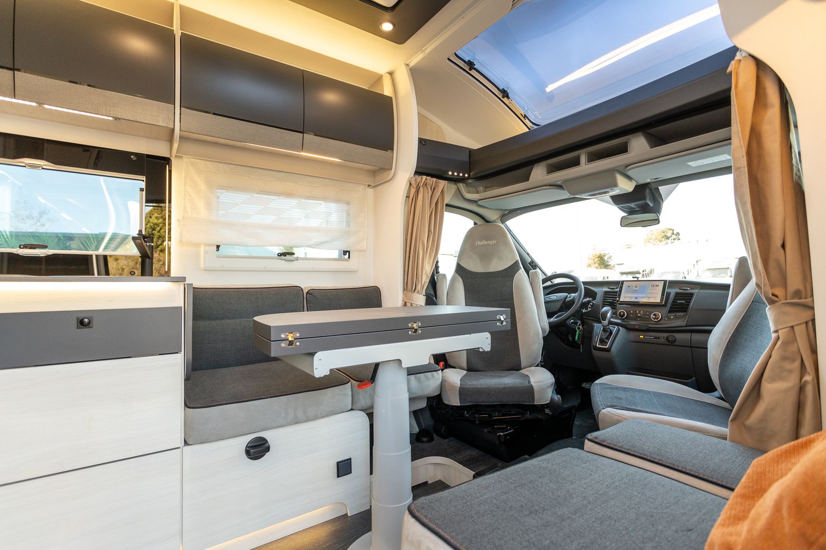 Challenger 328 Graphite Ultimate 2.0 EcoBlue 170hv ** DIESEL-KESKUSLÄMMITYS, SAAREKEVUODE, AURINKOPANEELI **, kuva 10