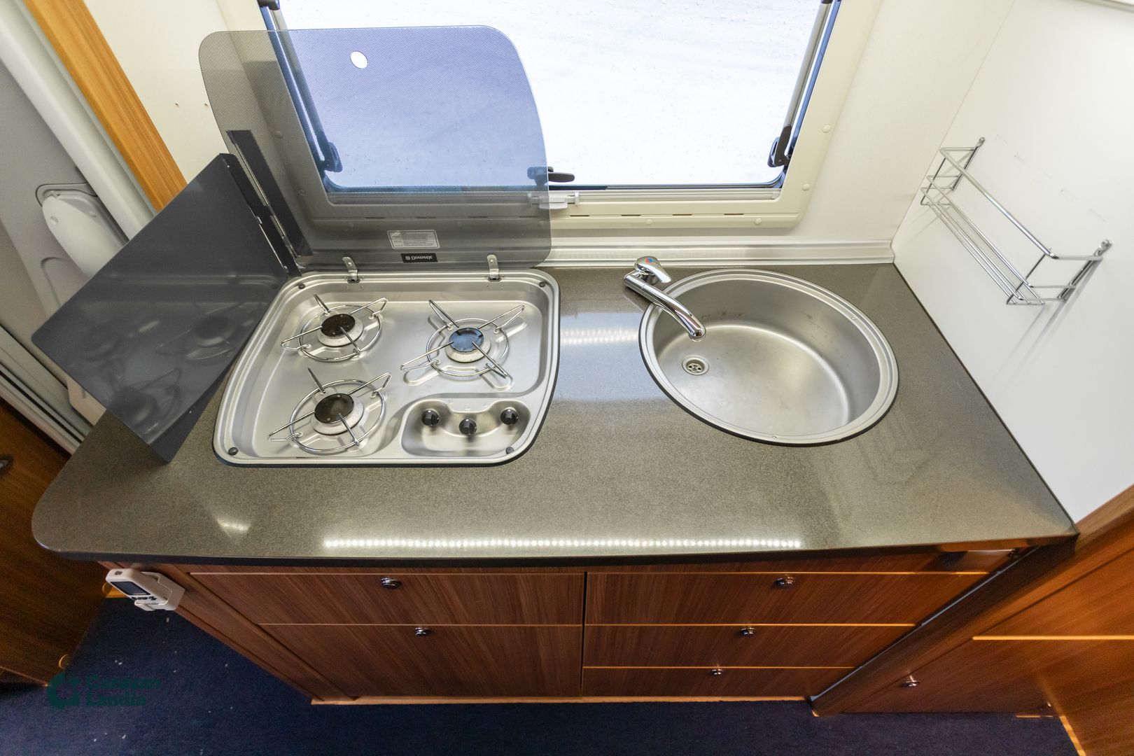 Kuva 11, Adria Sport A 660 DP 2.3 Mjet 130hv ** TRUMA-SÄHKÖPATRUUNA, PARIVUODE, ISO-PÖYTÄRYHMÄ **