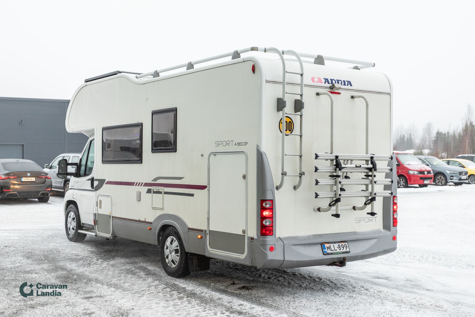 Kuva 4, Adria Sport A 660 DP 2.3 Mjet 130hv ** TRUMA-SÄHKÖPATRUUNA, PARIVUODE, ISO-PÖYTÄRYHMÄ **