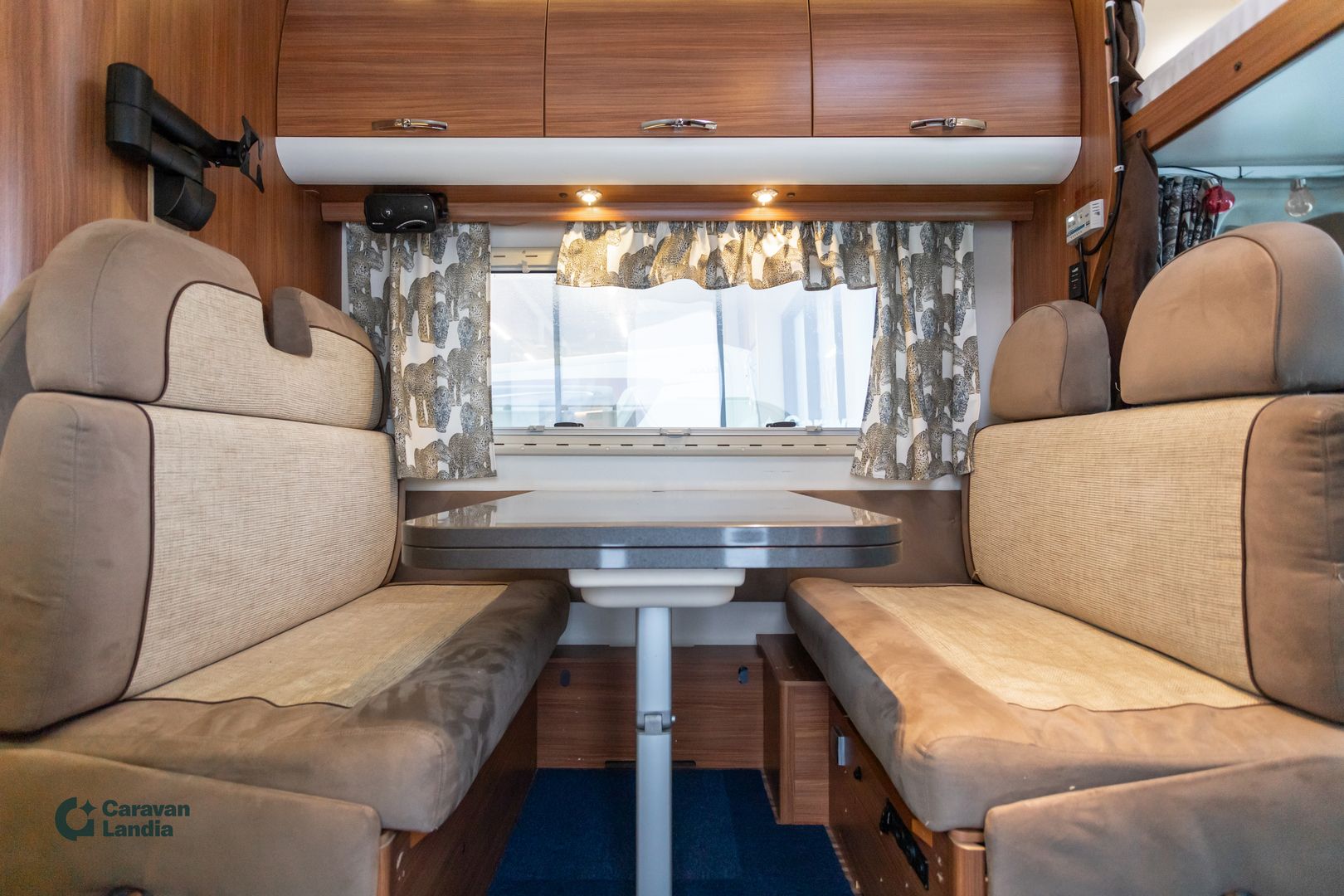 Kuva 7, Adria Sport A 660 DP 2.3 Mjet 130hv ** TRUMA-SÄHKÖPATRUUNA, PARIVUODE, ISO-PÖYTÄRYHMÄ **