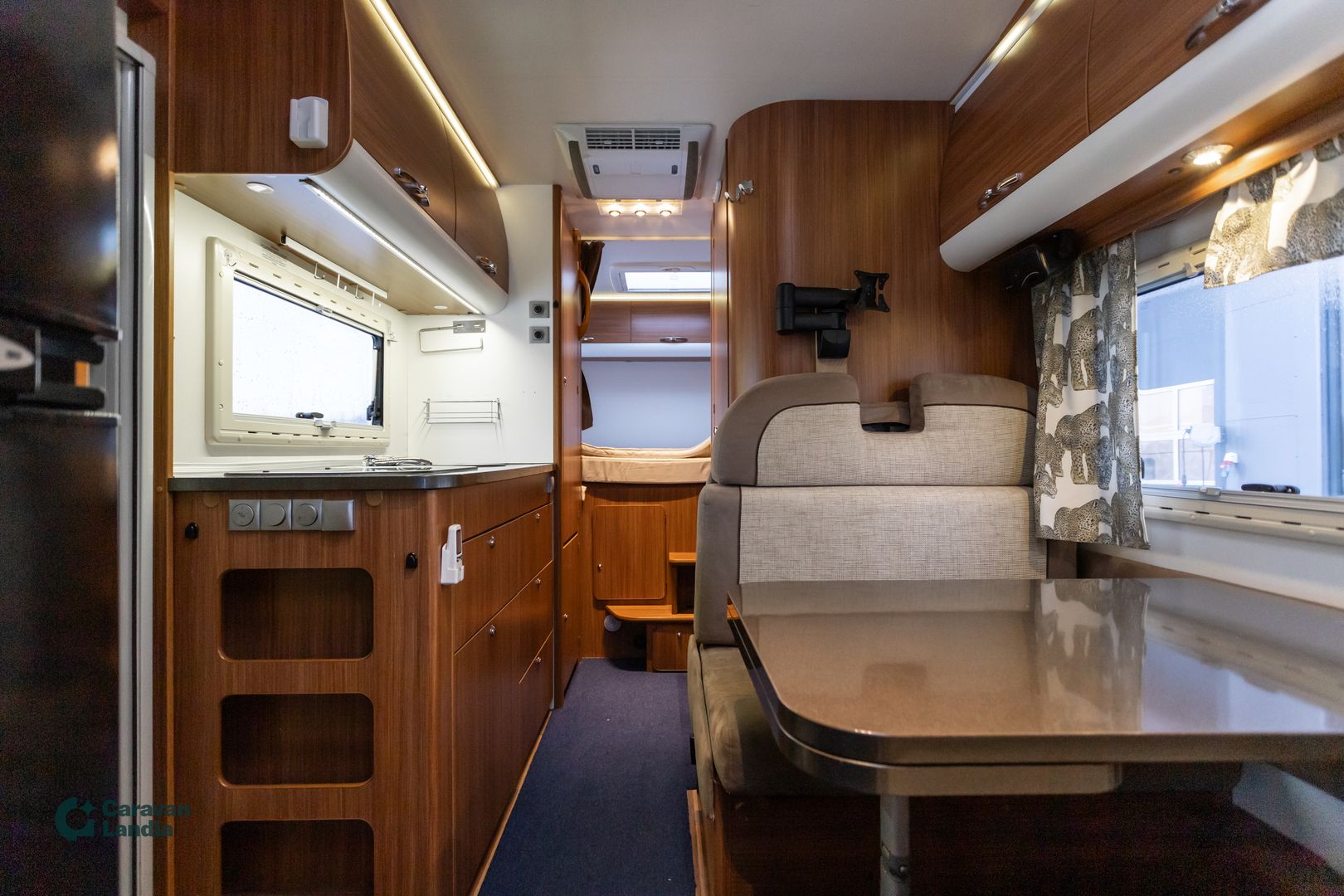 Kuva 7, Adria Sport A 660 DP 2.3 Mjet 130hv ** TRUMA-SÄHKÖPATRUUNA, PARIVUODE, ISO-PÖYTÄRYHMÄ **