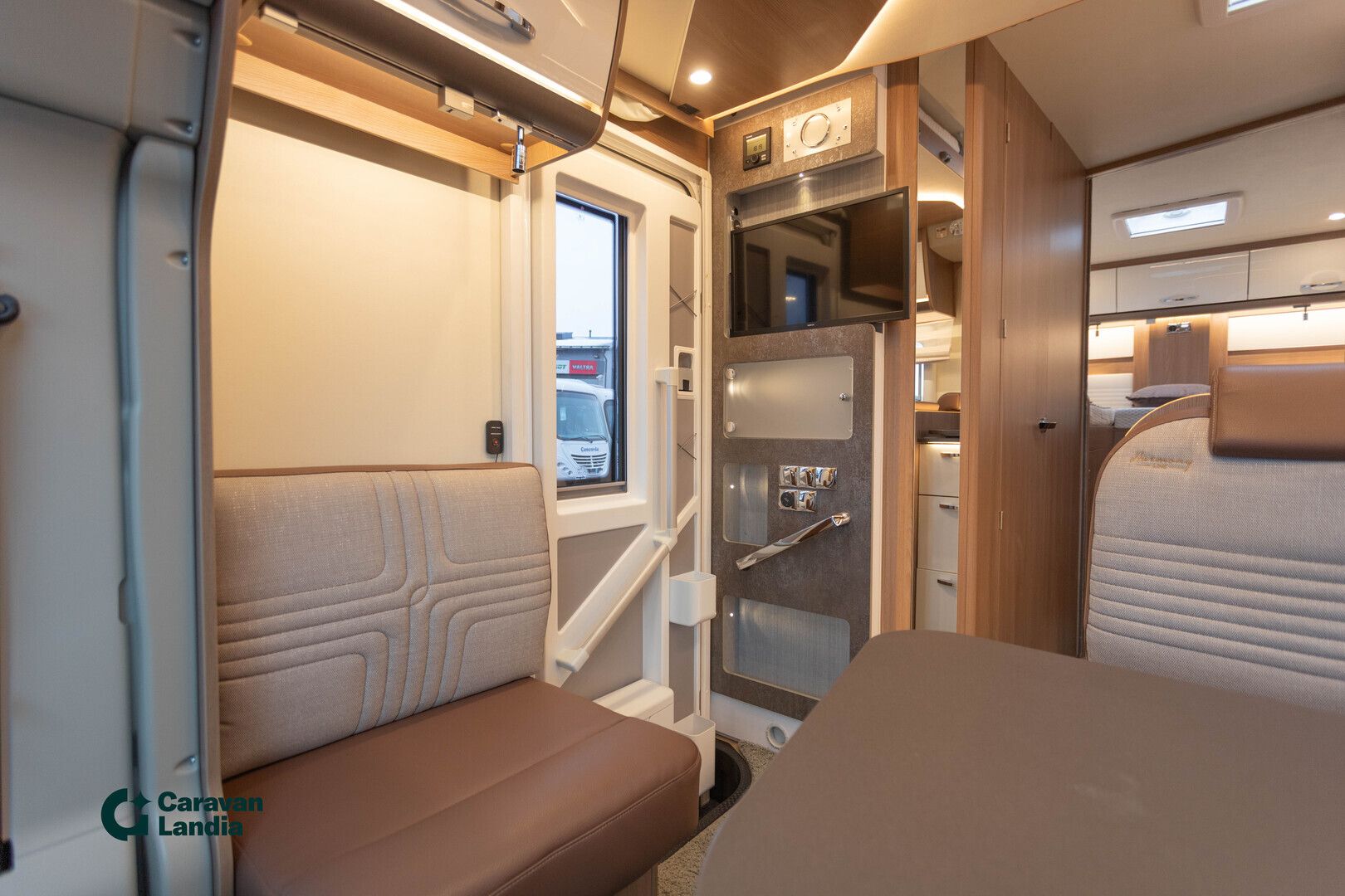 Kuva 9, Burstner Lyseo TD HL IT 728 G 2,2 Mjet 140 Hv **  AUTOMAATTI, HUBBET-SÄHKÖLLÄ, ERILLISVUOTEET **