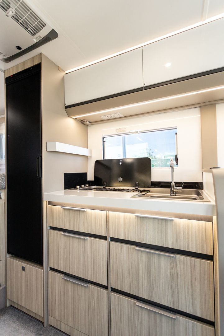 Kuva 14, Adria Compact Supreme DL 2.2 Mjet 140hv ** AUTOMAATTI, ERILLISVUOTEET, HUIPPU VARUSTEET **