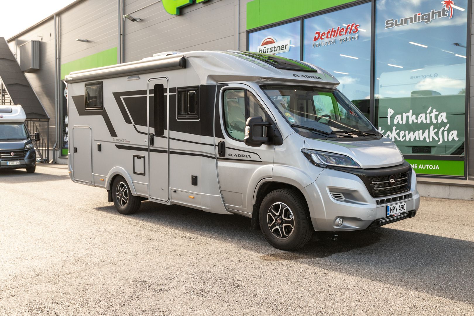 Kuva 1, Adria Compact Supreme DL 2.2 Mjet 140hv ** AUTOMAATTI, ERILLISVUOTEET, HUIPPU VARUSTEET **