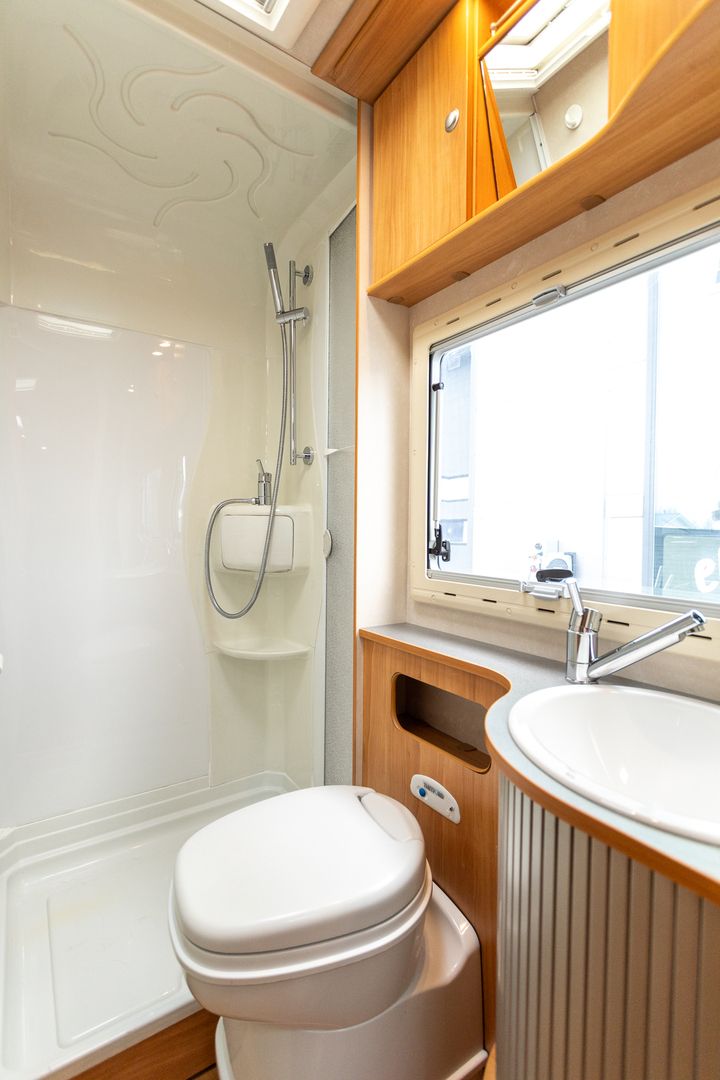 Kuva 18, Adria Coral S 650SP Scandinavian Edition 2.3 Mjet 130hv ** TRUMA (KAASU/SÄHKÖ), KAASU-UUNI, LATTIALÄMMITYS **