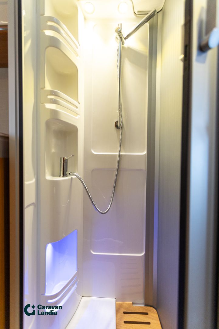 Kuva 16, Hymer ML-I 620 416CDI 163hv ** AUTOMAATTI, ALDE (KAASU/SÄHKÖ), ERILLISVUOTEET **