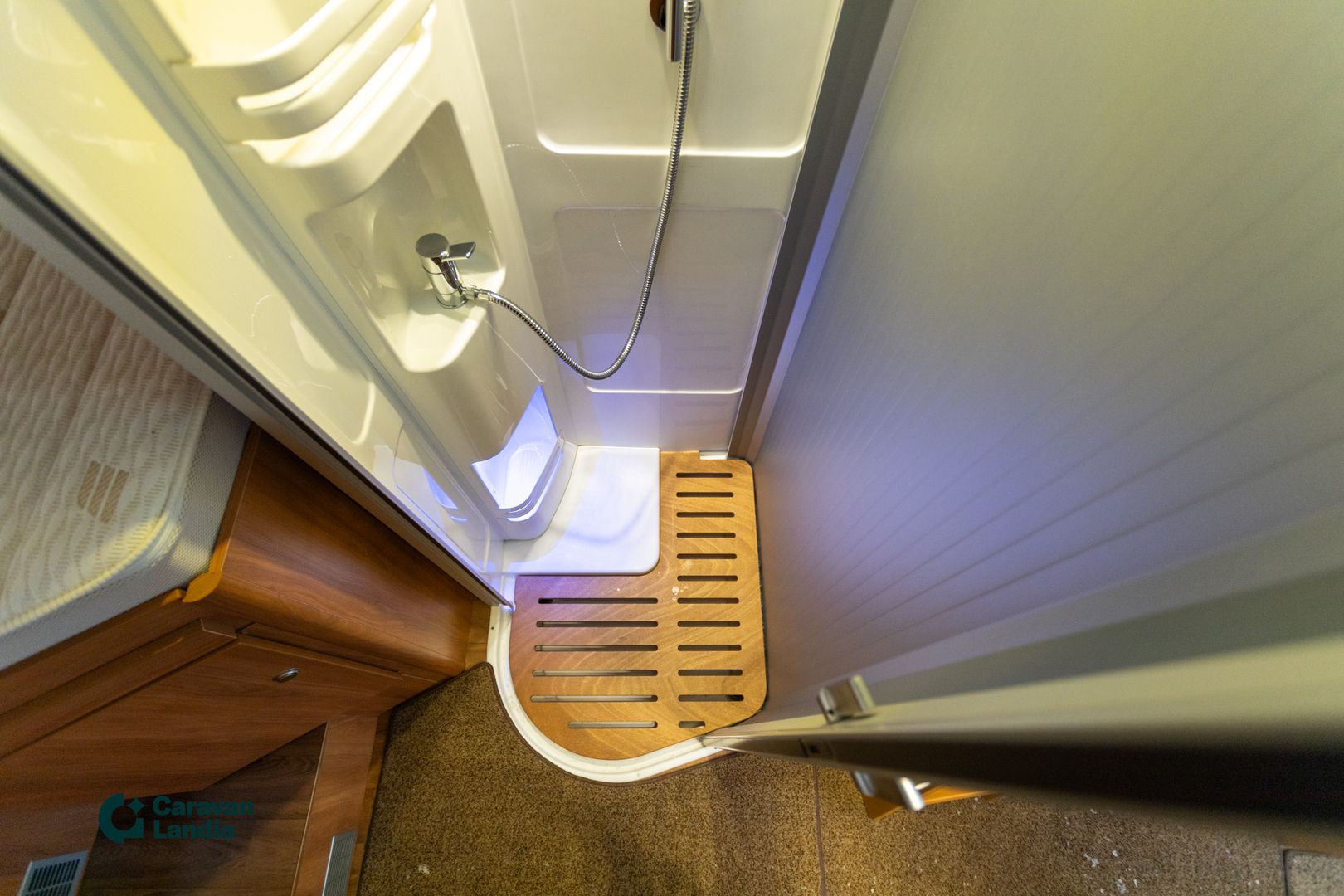 Kuva 17, Hymer ML-I 620 416CDI 163hv ** AUTOMAATTI, ALDE (KAASU/SÄHKÖ), ERILLISVUOTEET **