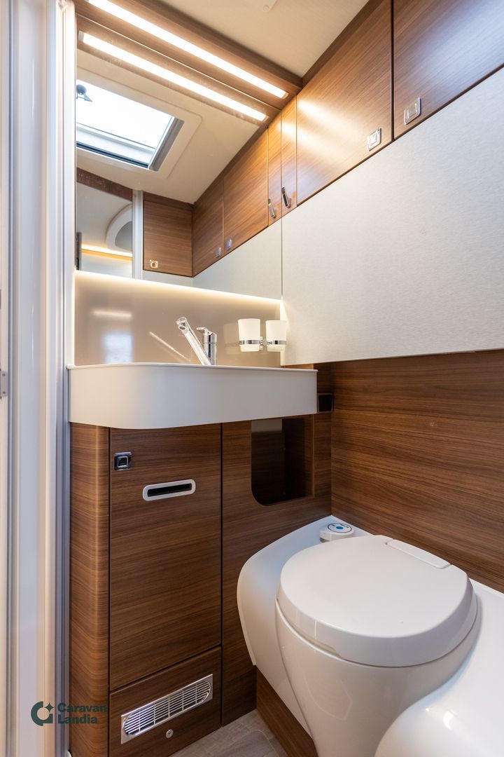 Kuva 13, Hymer B-ModernComfort I 580 414 CDI 177hv ** ALDE, ERILLISVUOTEET, HUBBET-YLÄVUODE, KAASU-UUNI **