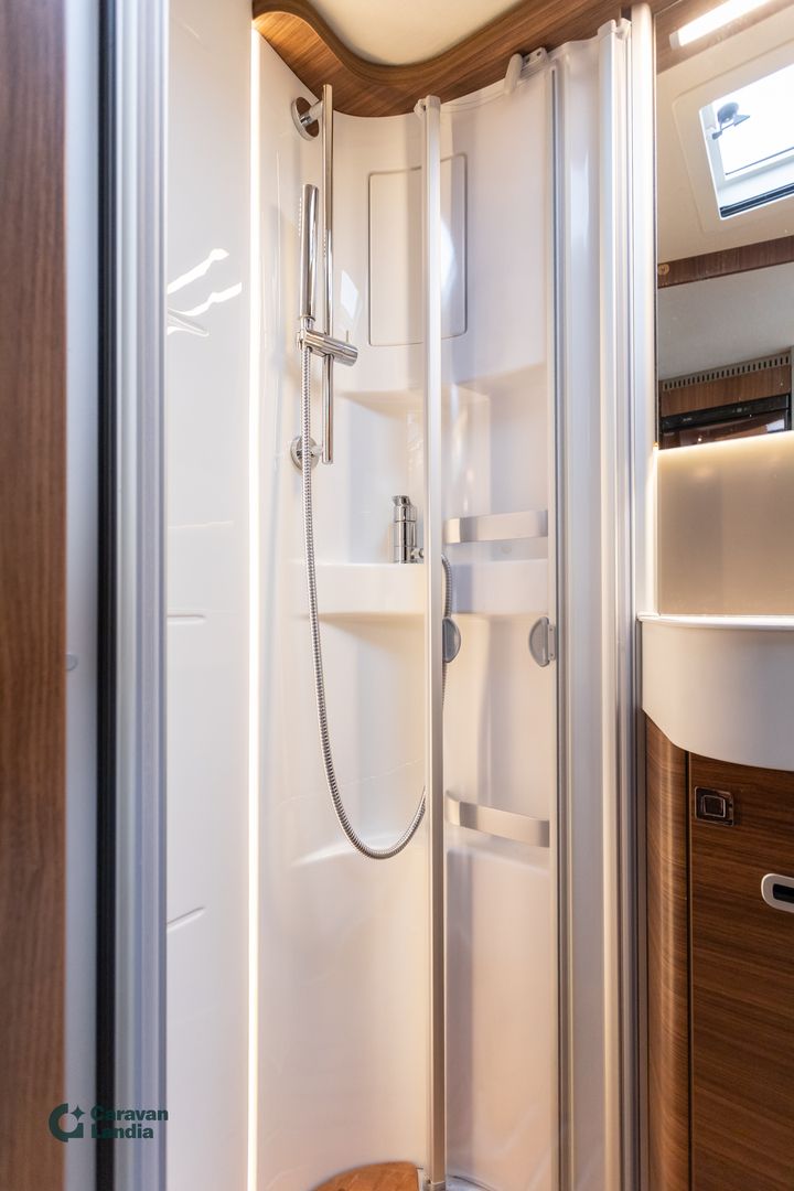 Kuva 14, Hymer B-ModernComfort I 580 414 CDI 177hv ** ALDE, ERILLISVUOTEET, HUBBET-YLÄVUODE, KAASU-UUNI **