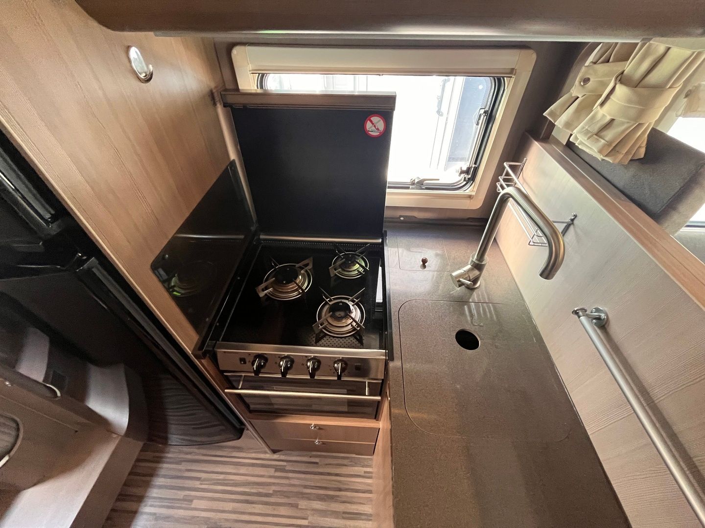 Adria Matrix M 687 SL Supreme 2.3 dCi 145hv ** ALDE, 2XILMASTOINTI, PYÖRÄTELINE, ERILLISVUOTEET, LASKUVUODE **, kuva 10