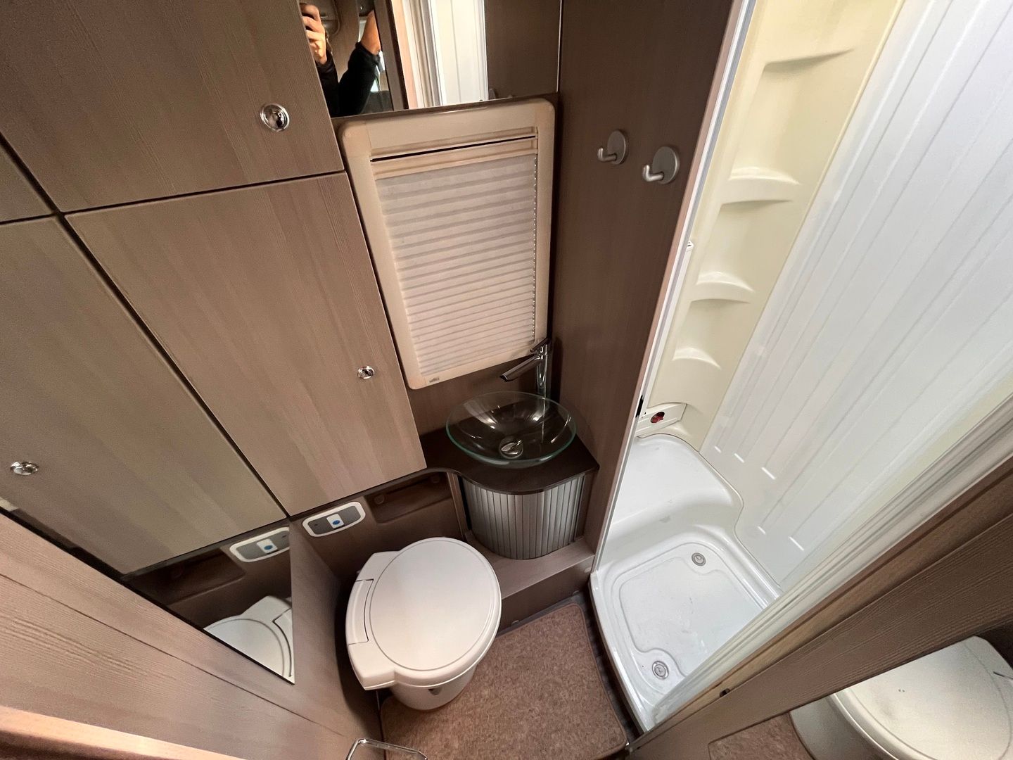 Adria Matrix M 687 SL Supreme 2.3 dCi 145hv ** ALDE, 2XILMASTOINTI, PYÖRÄTELINE, ERILLISVUOTEET, LASKUVUODE **, kuva 8