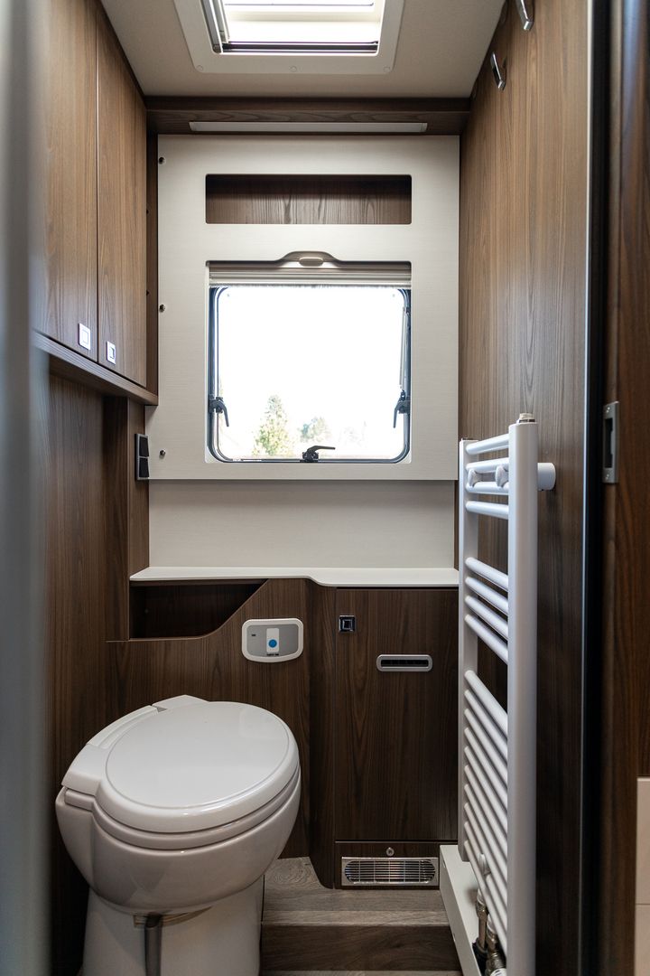 Kuva 19, Hymer ML-I 880 417 CDI 170 hv ** ALDE (KAASU/SÄHKÖ), HYDRAULISET TUKIJALAT, AJETTU VAIN 38Tkm **