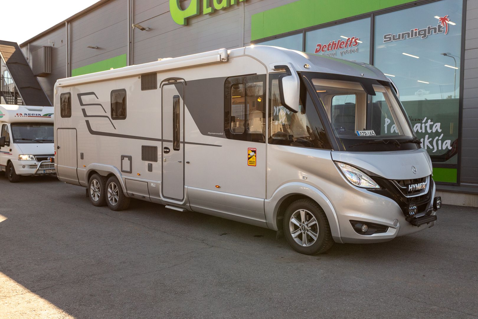 Kuva 1, Hymer ML-I 880 417 CDI 170 hv ** ALDE (KAASU/SÄHKÖ), HYDRAULISET TUKIJALAT, AJETTU VAIN 38Tkm **