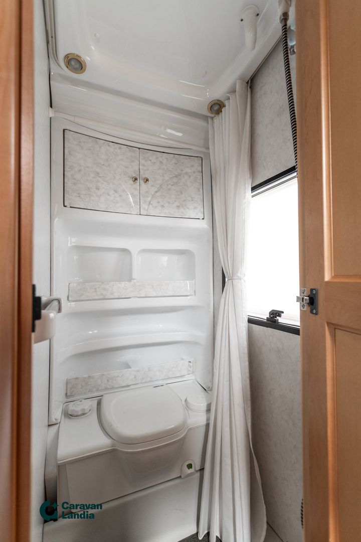 Kuva 14, Hobby 495 UFe Exclusive ** TRUMA (KAASU), PITKITTÄINEN PARIVUODE **