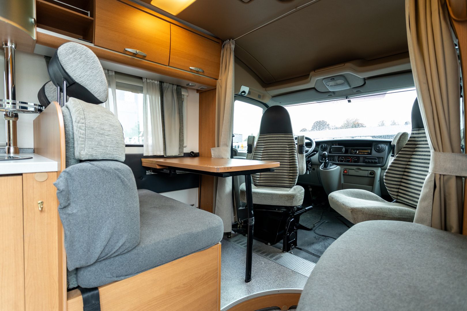 Kuva 8, Knaus Sun Ti 655 MF 2.5 dCi 120hv ** OHJAAMOILMASTOINTI, ALDE (KAASU/SÄHKÖ), PITKITTÄINEN PARIVUODE **