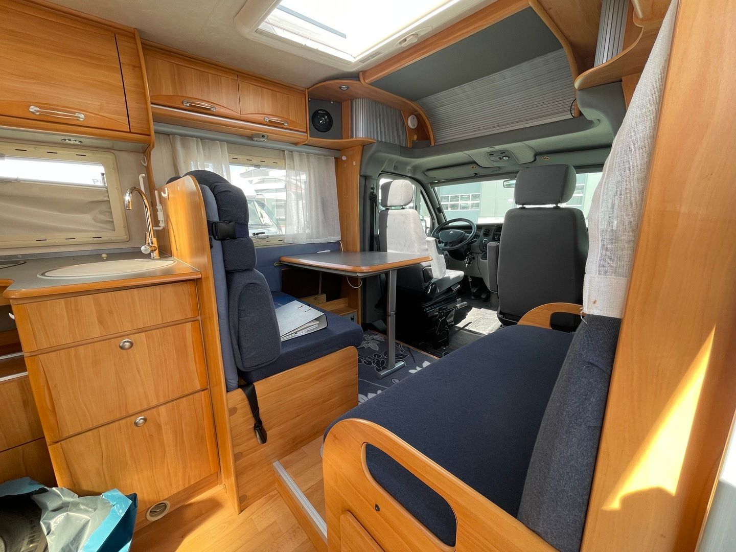 Kuva 5, Adria Izola S687 SP 2.5dCI 120hv ** TRUMA-SÄHKÖPATRUUNA, PITKITTÄINEN-PARIVUODE, MARKIISI  **