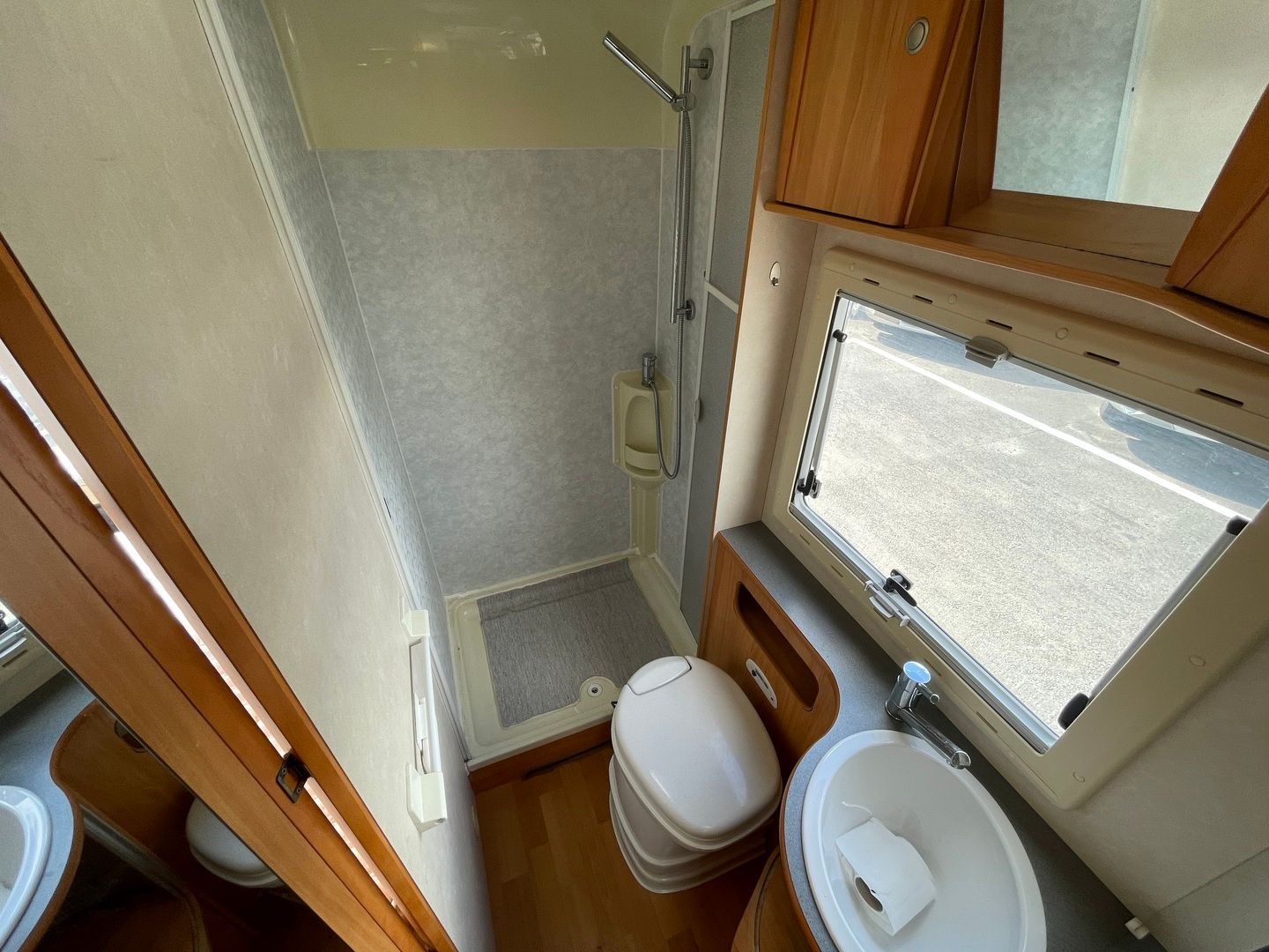 Kuva 7, Adria Izola S687 SP 2.5dCI 120hv ** TRUMA-SÄHKÖPATRUUNA, PITKITTÄINEN-PARIVUODE, MARKIISI  **