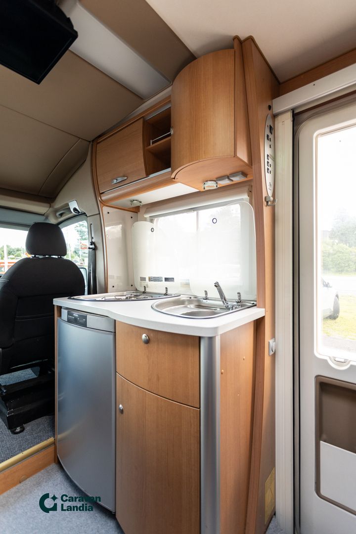 Kuva 8, Knaus Sun Ti 600DF 2.5 dCi ** OHJAAMOILMASTOINTI, PYÖRÄTELINE, PITKITTÄINEN PARIVUODE **