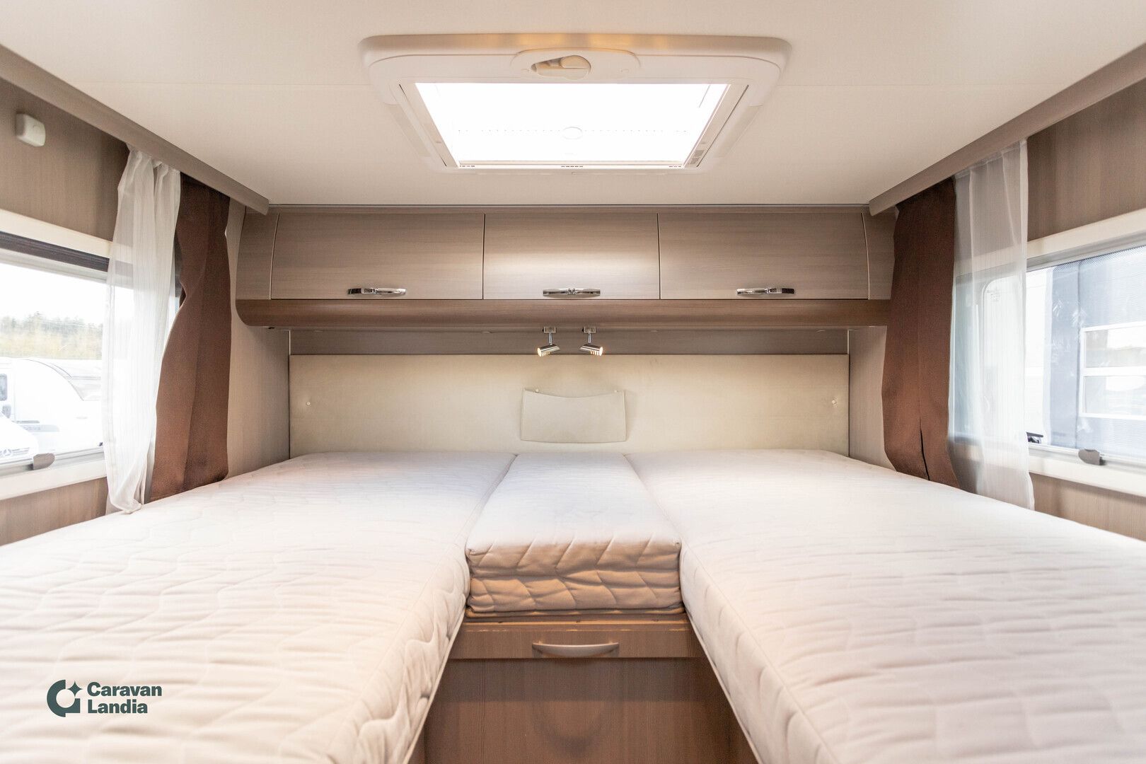 Kuva 13, Adria Matrix 687 SL Supreme 2.3 dCI 150hv ** ILMAJOUSET, ALDE, ERILLISVUOTEET,  HUBBET-YLÄVUODE **