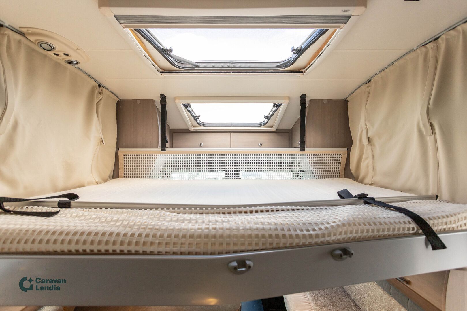 Kuva 14, Adria Matrix 687 SL Supreme 2.3 dCI 150hv ** ILMAJOUSET, ALDE, ERILLISVUOTEET,  HUBBET-YLÄVUODE **