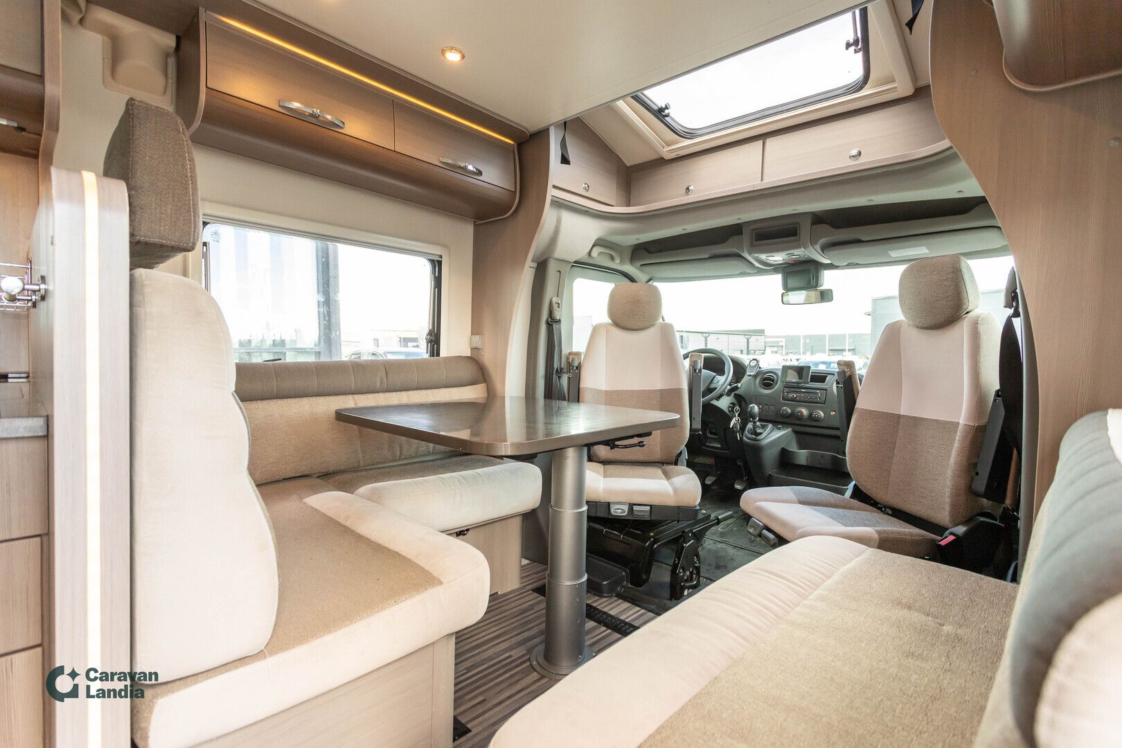 Kuva 7, Adria Matrix 687 SL Supreme 2.3 dCI 150hv ** ILMAJOUSET, ALDE, ERILLISVUOTEET,  HUBBET-YLÄVUODE **