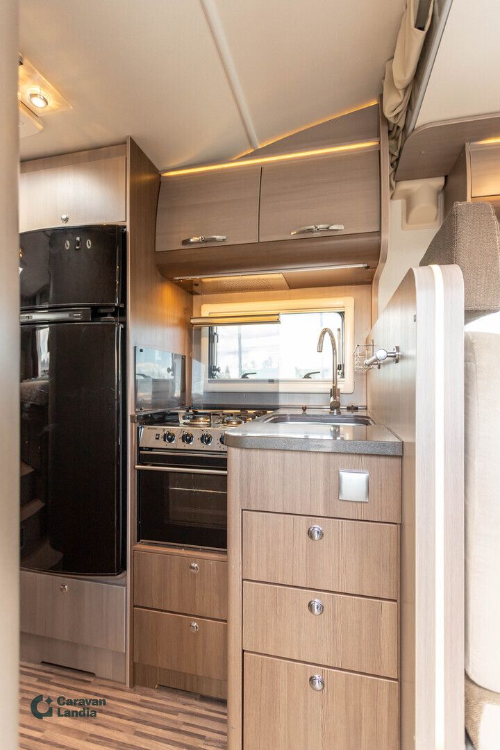 Kuva 9, Adria Matrix 687 SL Supreme 2.3 dCI 150hv ** ALDE (KAASU/SÄHKÖ), ERILLISVUOTEET,  HUBBET-YLÄVUODE **