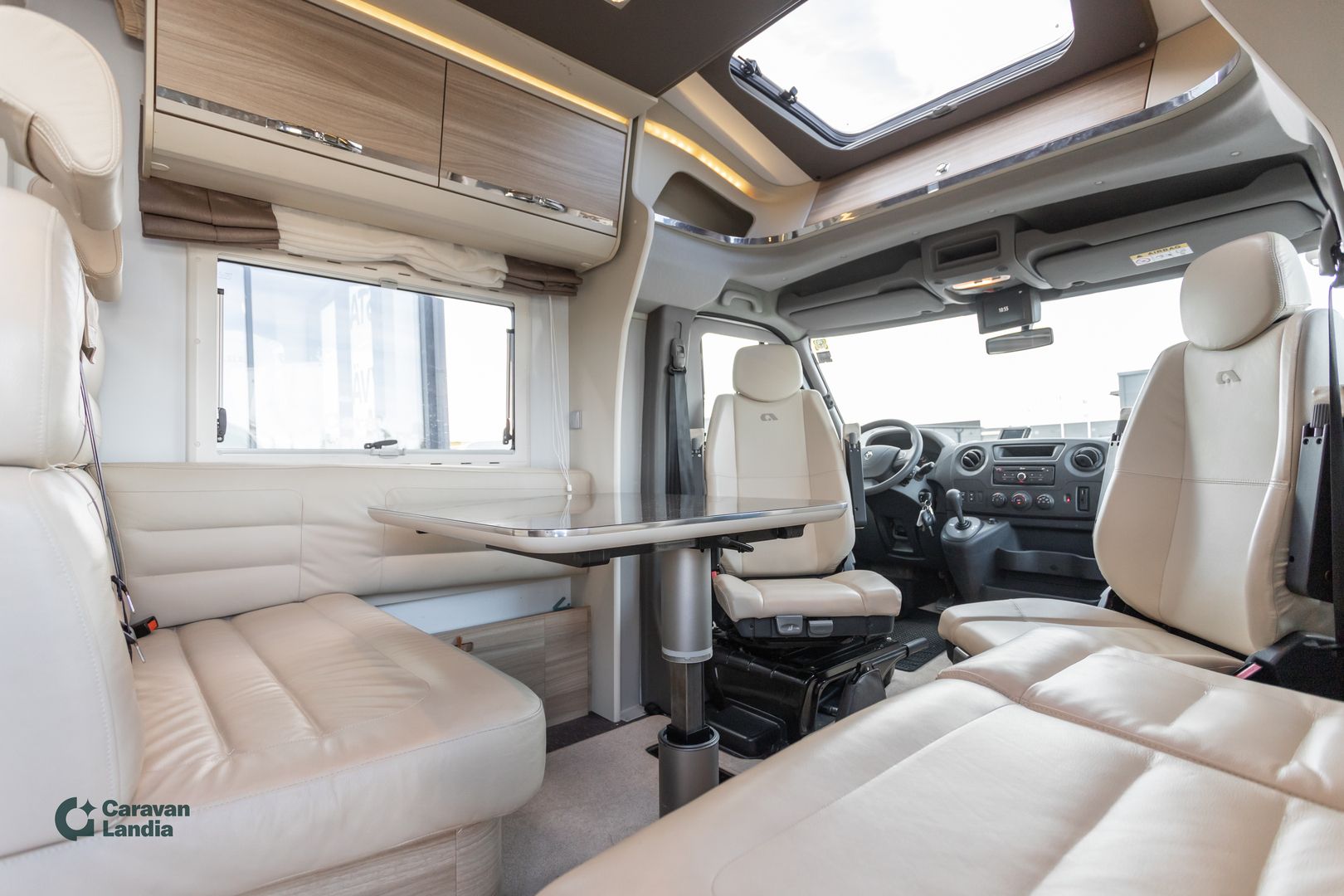 Kuva 8, Adria Matrix Supreme M 687 SL 2.3 dCi 150hv ** ALDE, ERILLISVUOTEET, SÄHKÖ-HUBBET, 2X ILMASTOINTI **