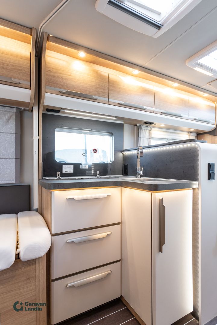 Kuva 8, Knaus Sky Ti 700 MEB Platinum Selection 2.3 Mjet 140hv ** TRUMA-SÄHKÖPATRUUNA, ERILLISVUOTEET, TAKA-WC **