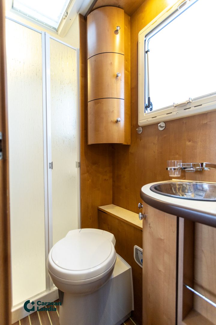 Kuva 15, Rapido 776 FF 2.3 Mjet 130hv ** TRUMA-SÄHKÖPATRUUNA, LASKUVUODE, 2X ILMASTOINTI **