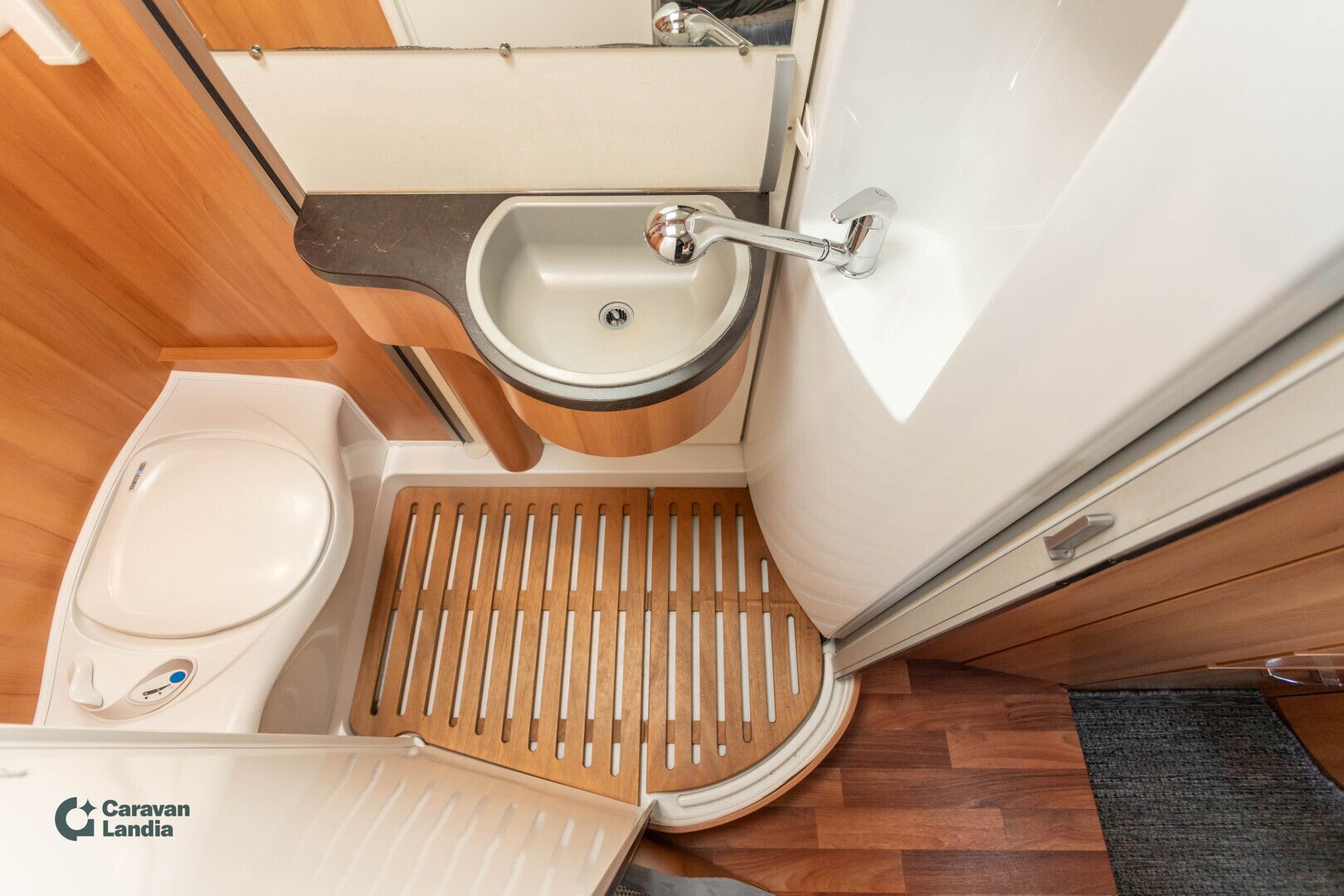 Kuva 13, Hymer T 654 CL Exclusive Line 2.3 Mjet 130hv ** TRUMA-SÄHKÖPATRUUNA, PITKITTÄINEN-PARIVUODE, HUBBET-YLÄVUODE **