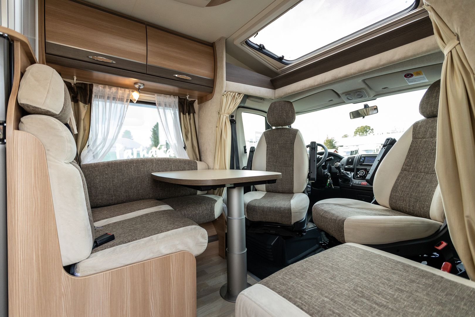 Rapido 690 2.3 Mjet 130hv ** TRUMA (KAASU/SÄHKÖ), SAAREKEVUODE, L-ISTUINRYHMÄ **, kuva 10