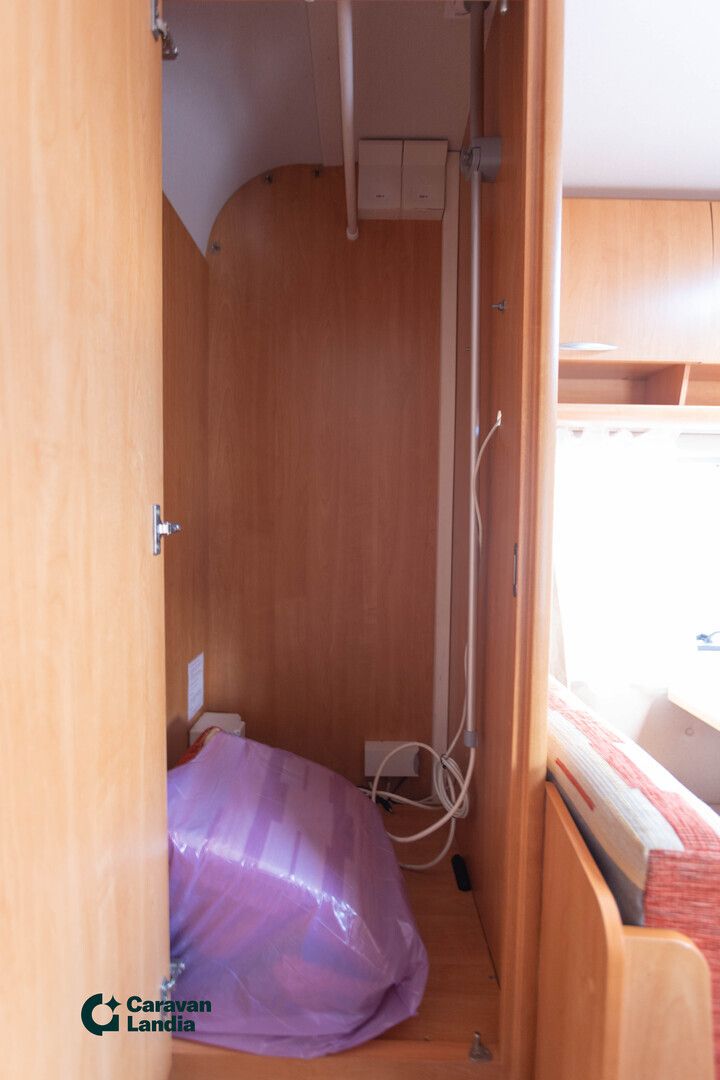 Knaus EIFELLAND HOLIDAY 395 TF ** TRUMA-SÄHKÖPATRUUNA, PITKITTÄINEN PARIVUODE, MARKIISI **, kuva 17